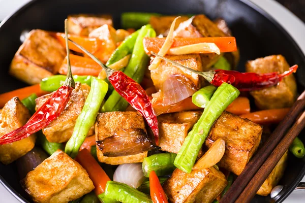 Bir kase soya peyniri ve sebze stir fry closeup. — Stok fotoğraf