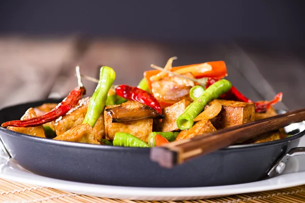 Närbild av en skål med tofu och vegetabiliska stek. — Stockfoto