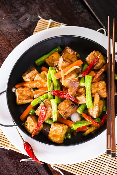 Primer plano de un tazón de tofu y verduras salteado . — Foto de Stock