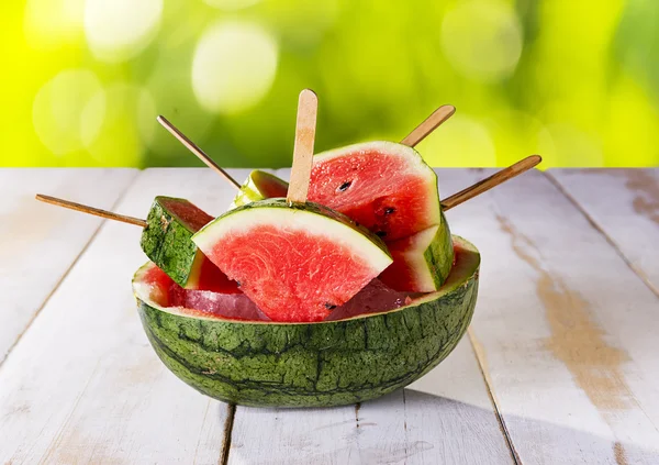 Frische Wassermelone Als Eis Stiel Einer Wassermelonenschale Und Weißem Holztisch — Stockfoto