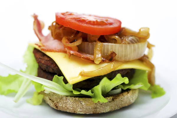 Cheeseburger dengan bacon — Stok Foto
