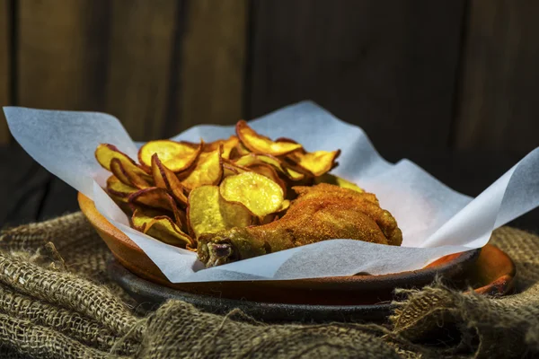 Chips and chicken — Stock Photo, Image