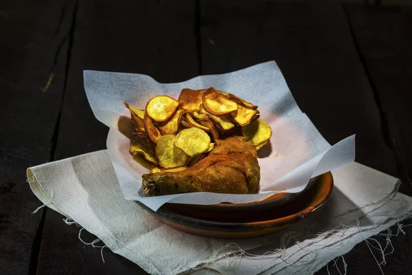 Chips and chicken — Stock Photo, Image