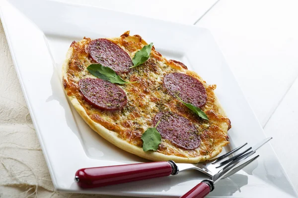 Pizza salami sur plateau blanc — Photo