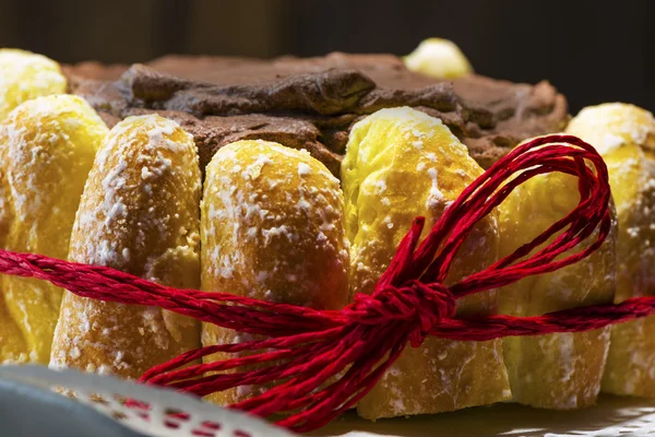 Bolo de chocolate decorado com doces — Fotografia de Stock