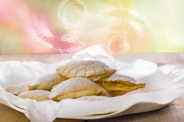 Leckere Plätzchen auf Teller mit weißem Papier — Stockfoto