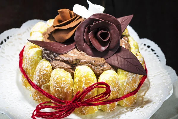Pięknie udekorowane ciasto czekoladowe z różami — Zdjęcie stockowe
