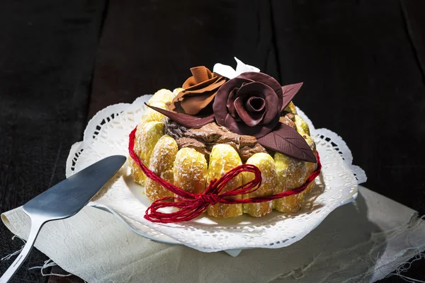 用玫瑰装饰精美的巧克力蛋糕 — 图库照片