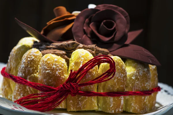 Prachtig versierd chocolade cake met rozen — Stockfoto