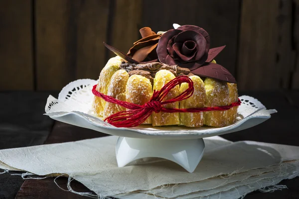 Prachtig versierd chocolade cake met rozen — Stockfoto