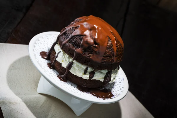 Bolo de chocolate na bandeja com creme no meio — Fotografia de Stock