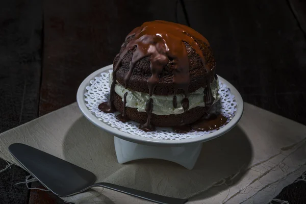 真ん中にクリームをトレイにチョコレート ケーキ — ストック写真