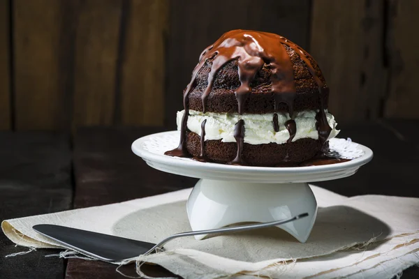 Torta al cioccolato su vassoio con crema al centro — Foto Stock