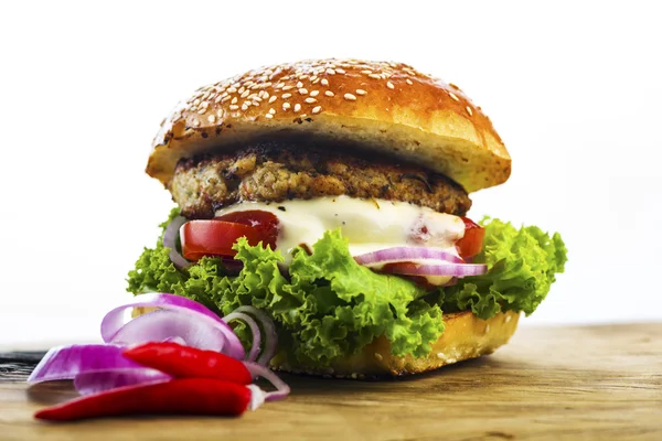 Fincsi Hamburger a zöldségeket, a fából készült asztal — Stock Fotó