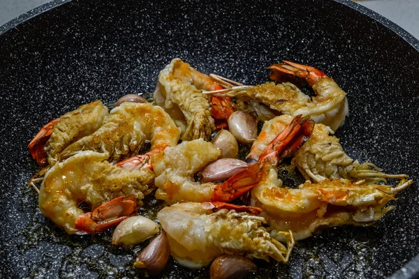 Shrimps in the pan — Stock Photo, Image