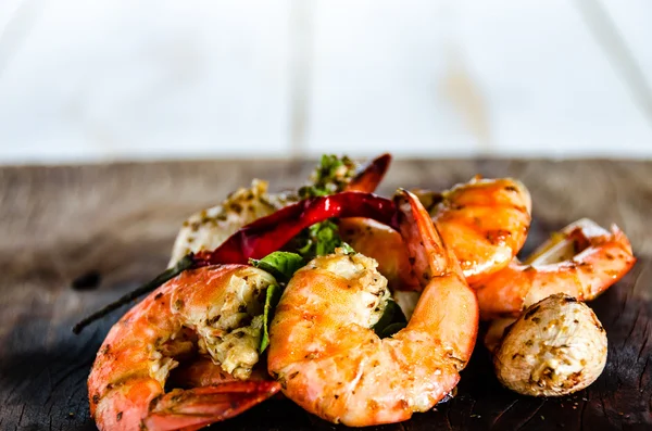 Shrimps on wood plate — Stock Photo, Image