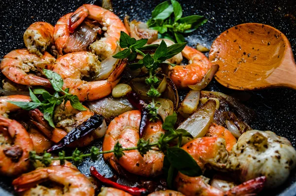 Shrimps in a pan — Stock Photo, Image