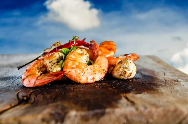 Shrimps on wood plate — Stock Photo, Image