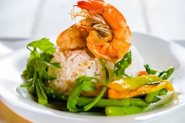 Shrimps rice and vegetables — Stock Photo, Image