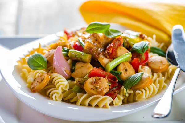 Plato de pasta con verduras — Foto de Stock