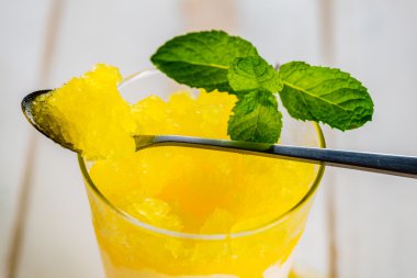 Tatlı ferahlatıcı limon