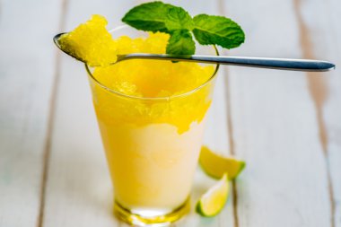 Tatlı ferahlatıcı limon