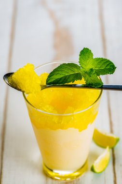 Tatlı ferahlatıcı limon