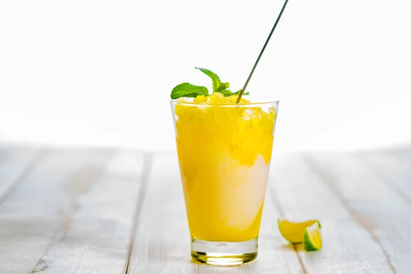 Tatlı ferahlatıcı limon