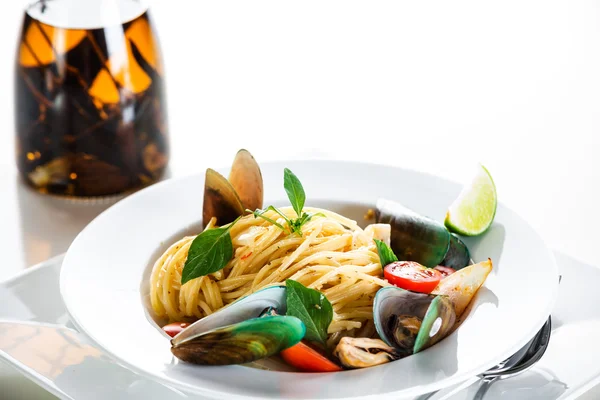 Mare di spaghetti frutti di — Foto Stock