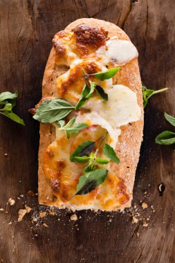 Pizza baget Mozzarella peyniri ile