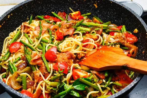 Spaghetti asparagus and bacon — Stock Photo, Image