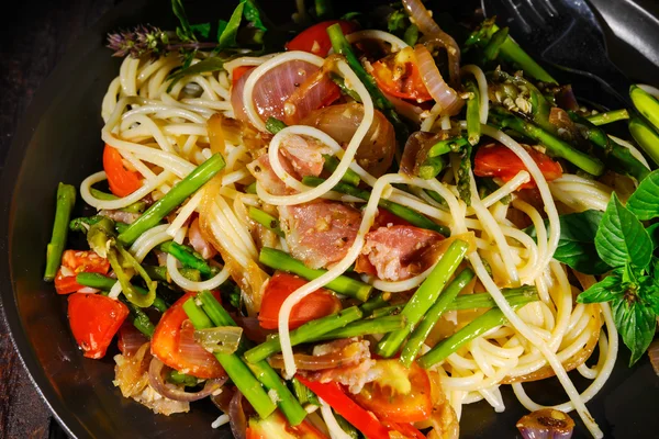 Spaghetti asparagus and bacon — Stock Photo, Image