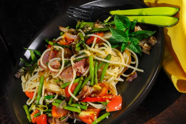 Spaghetti asparagus and bacon — Stock Photo, Image