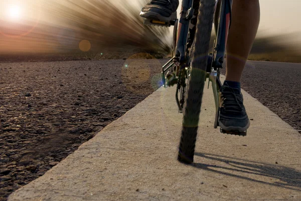 Cycliste de montagne femme — Photo