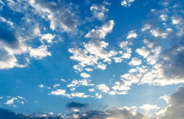 Bulutlu mavi gökyüzü