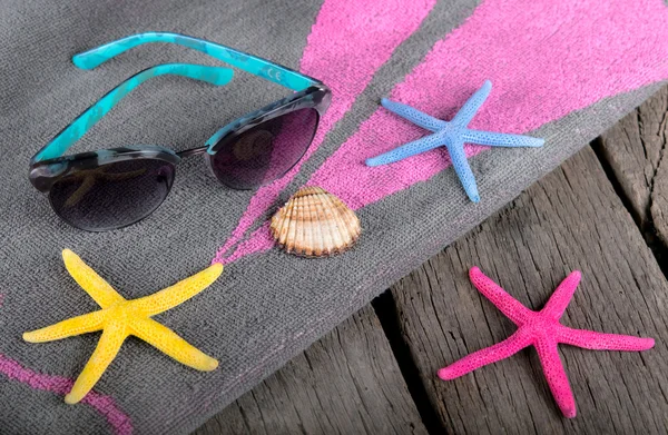 夏季背景毛巾和在海滩上的贝壳 — 图库照片