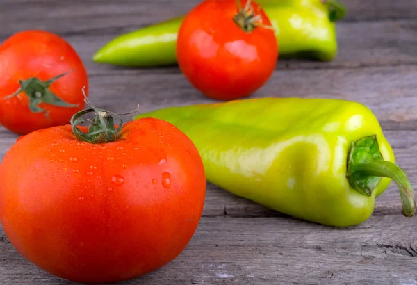 Verduras crudas tomate y pimienta —  Fotos de Stock