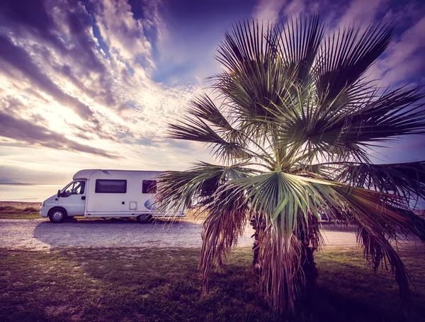 Kumsala park etmiş bir karavan. — Stok fotoğraf