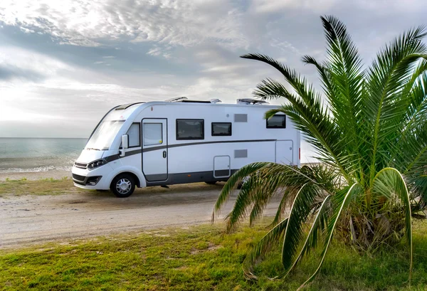 Camioneta aparcada en una playa — Foto de Stock