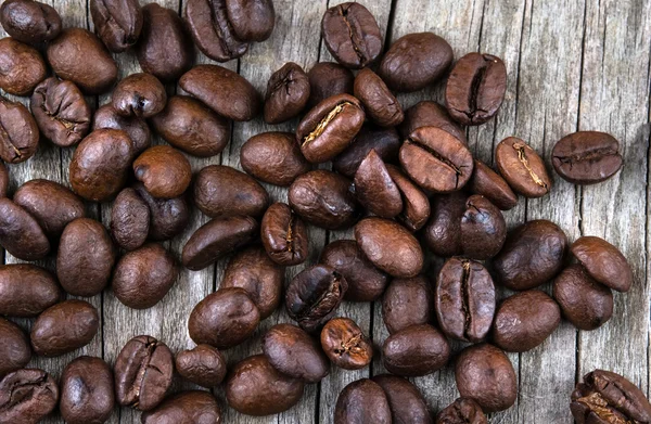 Rostade kaffebönor på trä — Stockfoto