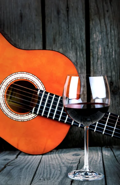 Vinho e guitarra em uma mesa de madeira foto retro vintage — Fotografia de Stock