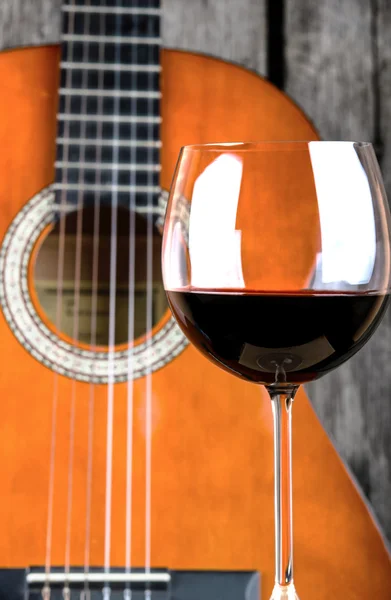 Víno a kytara na dřevěný stůl vinobraní retro Foto — Stock fotografie