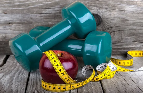 Meetlint gewikkeld rond een appel gewicht verlies foto — Stockfoto