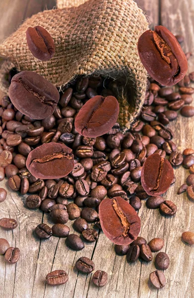 Prażone ziarna kawy na drewnie — Zdjęcie stockowe