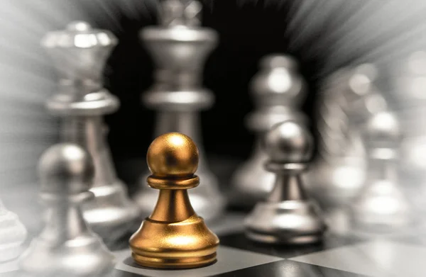 Destaque-se de um conceito de individualidade multidão peça de xadrez ímpar — Fotografia de Stock