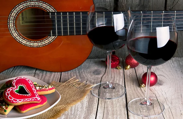 Christmas gingerbread guitar and Wine romantic new year background — Stock Photo, Image