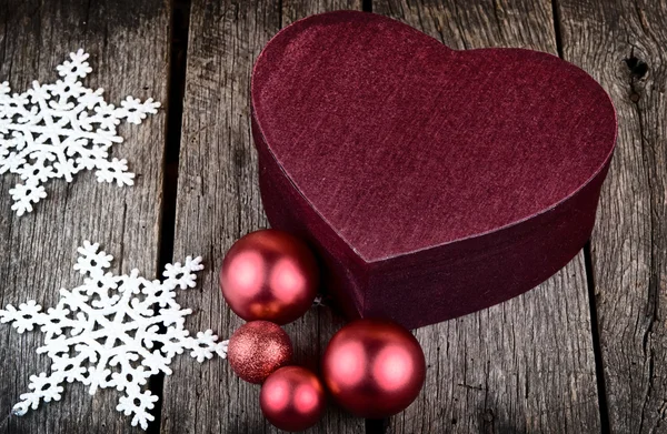 Hart vorm kerstcadeau vak rode Kerstdecoratie ballen op hout — Stockfoto