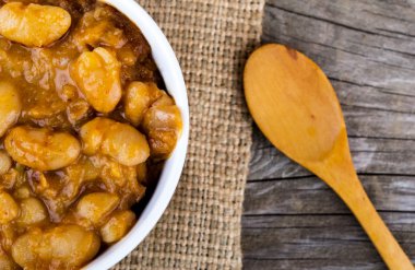 Ahşap kase kuru fasulye yakın çekim