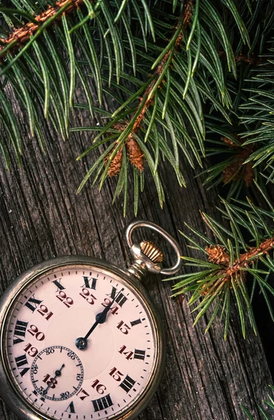Szczęśliwego nowego roku rocznika kieszonkowy zegarek zegar uderzające o północy — Zdjęcie stockowe