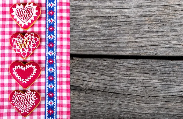 Galleta de jengibre en forma de corazón de San Valentín en madera —  Fotos de Stock